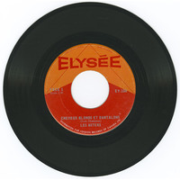 Cheveux blonds et pantalons b/w Hélène