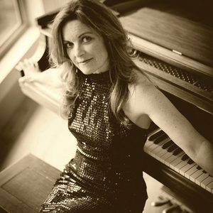 Kelita piano sepia 732x1024